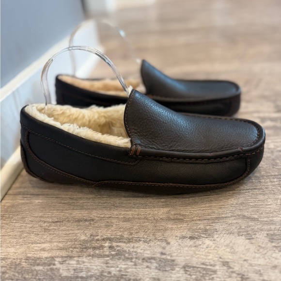 UGG Men's Ascot Brown Leather Slip-On Shearling Loafer Slipper NEW - Picture 3 of 8